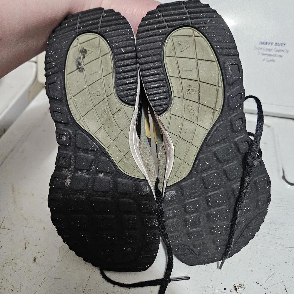 Nike Airmax SYSTM Boys 4Y Black/Dark Stucco/Black/Saturn Gold! - Picture 7 of 8